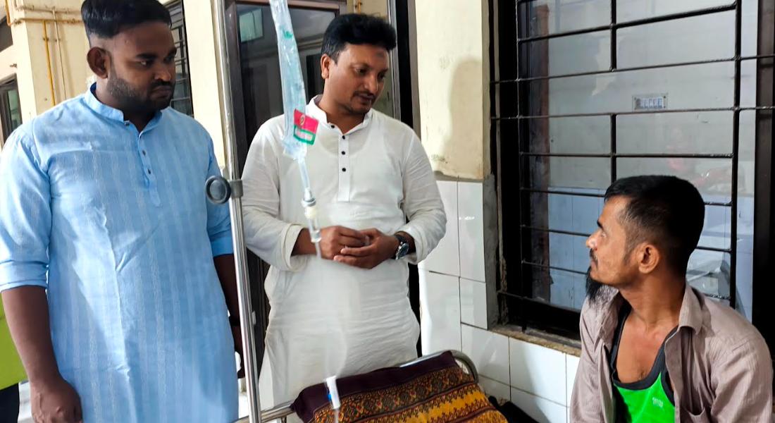 অসুস্থ নেতা টেলু হোসেনের খোঁজখবর নিলেন পৌর স্বেচ্ছাসেবক দল