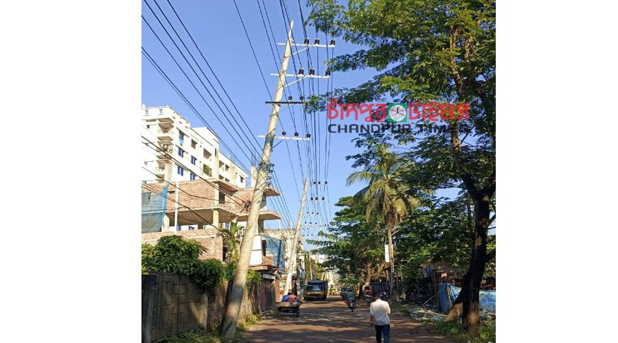 চরম ঝুঁকিতে চাঁদপুর-ফরিদগঞ্জ বাইপাস সড়কের বিদ্যুতের খুঁটি