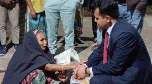 চাঁদপুরে মধ্যরাতে শীতার্তদের গায়ে কম্বল জড়িয়ে দিলেন ডিসি