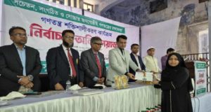 চাঁদপুর তেলের লরি চাপায় সিএনজি স্কুটারের দু’যাত্রী নিহত ও আহত ২