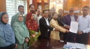 হাইমচরে প্রাথমিক শিক্ষকদের স্মারকলিপি প্রদান