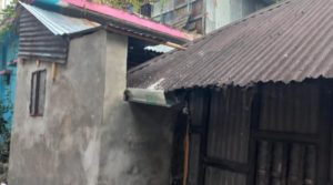 বসতঘরের সামনে ছোট ভাইয়ের রান্নাঘর নির্মাণ