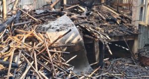 কচুয়ায় দম্পতিকে বের করে জোরপূর্বক ঘর উত্তোলন