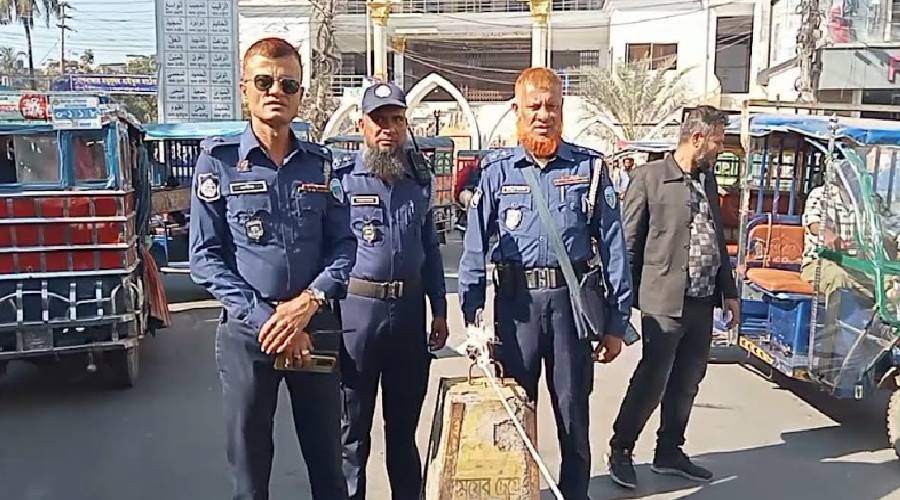 চাঁদপুর শহরে যানজট নিরসনে দেওয়া হয়েছে রোড ডিভাইডার