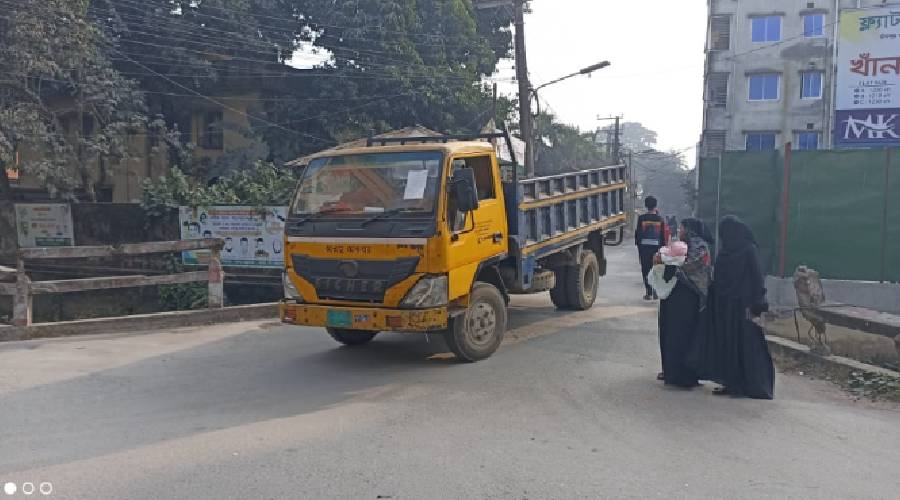 চাঁদপুরে প্রশস্ত হচ্ছে এসবি খাল ব্রিজ ও মূর্খাজিঘাট সড়ক