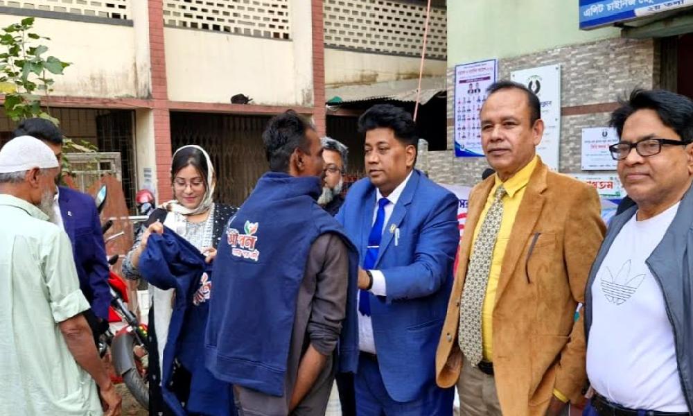 অর্ধশতাধিক রিকশা চালকদের মাঝে শীত উপহার বিতরণ