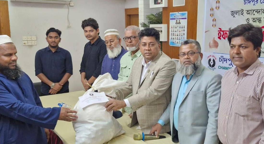 শহীদ পরিবার ও অন্ধ হাফেজদের মাঝে ইফতার সামগ্রী বিতরণ