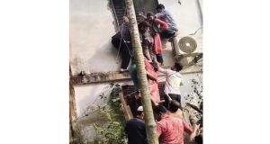 মতলবে ফুটবলের দর্শকসারি থেকে ‘গোল বলায়’ ছাত্রের ওপর ‘হামলা’