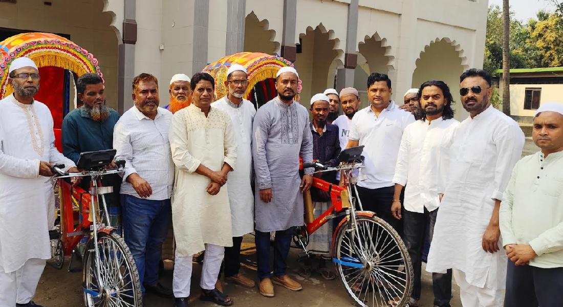 চাঁদপুরে অসচ্ছল পরিবারের মাঝে রিক্সা বিতরণ