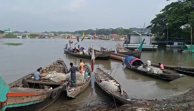 ইলিশ উৎপাদন বাড়াতে দু’ মাস নদীতে মাছ ধরা নিষিদ্ধ ইলিশ উৎপাদন বাড়াতে দু’ মাস নদীতে মাছ ধরা নিষিদ্ধ