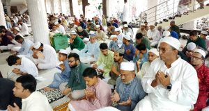 চাঁদপুর শহরে পদ্মা বাসের নিচে মোটর সাইকেল : গুরুতর আহত ৩