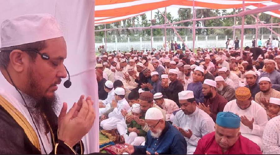 বৈরী আবহাওয়ায় চাঁদপুরে ঈদ জামাতে মুসল্লিদের ঢল বৈরী আবহাওয়ায় চাঁদপুরে ঈদ জামাতে মুসল্লিদের ঢল