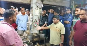 হাইমচরের কবির মাঝি ও কুকুরের অত্যাচারে এলাকাবাসী অতিষ্ঠ