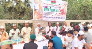 চাঁদপুরে দশ টাকা চাল বিক্রি : চাল কম দেয়ার অভিযোগ