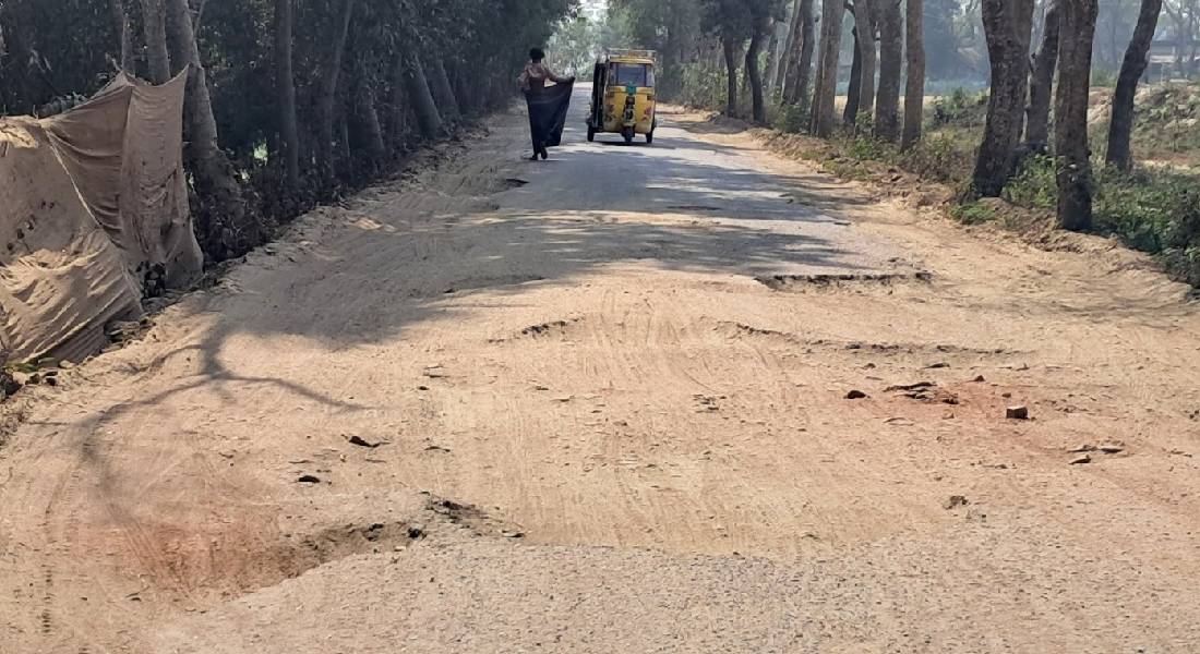 বালুবাহী ট্রাকে ক্ষতিগ্রস্ত হচ্ছে চাঁদপুরের আঞ্চলিক সড়কগুলো বালুবাহী ট্রাকে ক্ষতিগ্রস্ত হচ্ছে চাঁদপুরের আঞ্চলিক সড়কগুলো