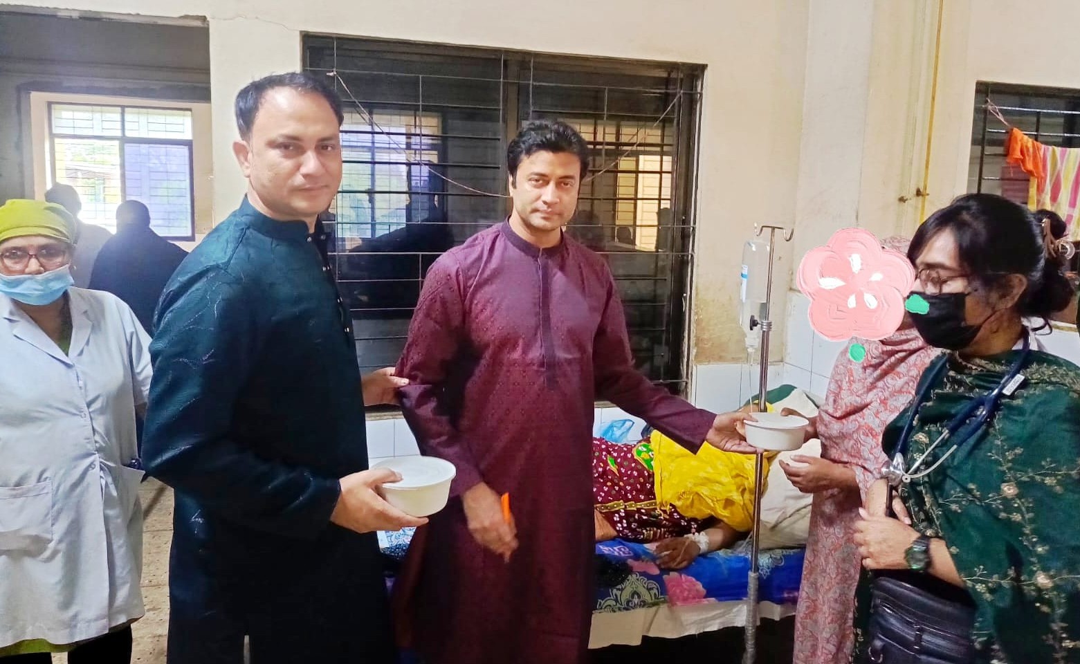 ঈদের দিনে চাঁদপুর সরকারি হাসপাতালের রোগীদের মাঝে উন্নত খাবার পরিবেশন ঈদের দিনে চাঁদপুর সরকারি হাসপাতালের রোগীদের মাঝে উন্নত খাবার পরিবেশন