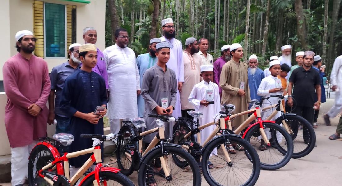চাঁদপুরে ৬০ দিন জামাতে নামাজ পড়ায় সাইকেলসহ বিভিন্ন উপহার পেলো শিশু-কিশোরা