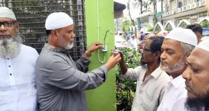 ব্যস্ত সময় পার করছেন চাঁদপুর টেইলার্স কারিগররা
