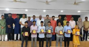 ‘ধান বিক্রির টাকা দিয়েই বাবা বই কিনে দিতেন’