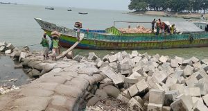 গরিব-দুস্থদের মাঝে চাঁদপুর শহর জামায়াতের শীত বস্ত্র বিতরণ