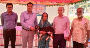 মিড ডে মিল : চাঁদপুর ঘরুয়া সপ্রাবিতে টিফিন বক্স বিতরণ