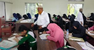 ধানা কাটা শ্রমিক