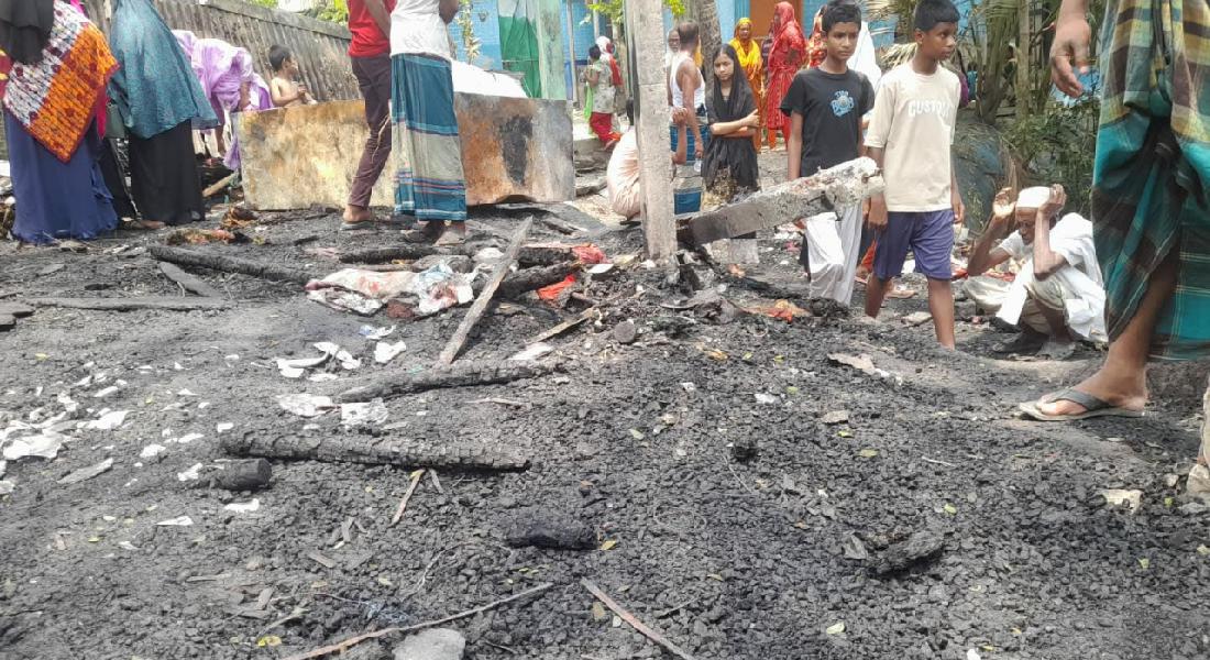 মতলবে অগ্নিকাণ্ডে বসত ও রান্না ঘর পুড়ে ছাই মতলবে অগ্নিকাণ্ডে বসত ও রান্না ঘর পুড়ে ছাই