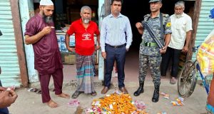 জীবন সংগ্রামে ভ্রাম্যমাণ দর্জি পেশায় চাঁদপুরে অভিরঞ্জনের ৭৫ বছর