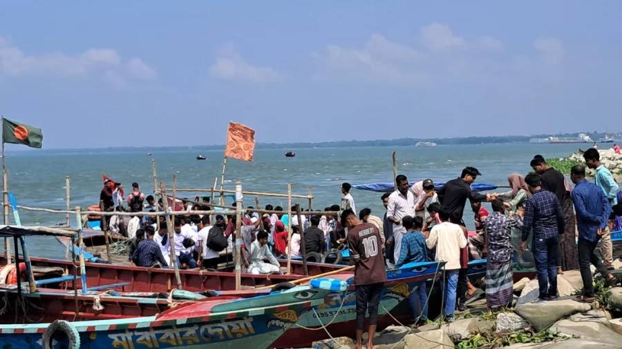 ঈদে দর্শনার্থীদের ভিড়ে মুখর চাঁদপুরের ‘মিনি কক্সবাজার’ ঈদে দর্শনার্থীদের ভিড়ে মুখর চাঁদপুরের ‘মিনি কক্সবাজার’