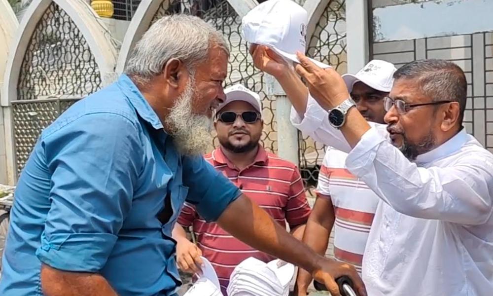 তীব্র দাবদাহে শ্রমজীবী মানুষের পাশে মেয়র প্রার্থী আক্তার হোসেন মাঝি তীব্র দাবদাহে শ্রমজীবী মানুষের পাশে মেয়র প্রার্থী আক্তার হোসেন মাঝি