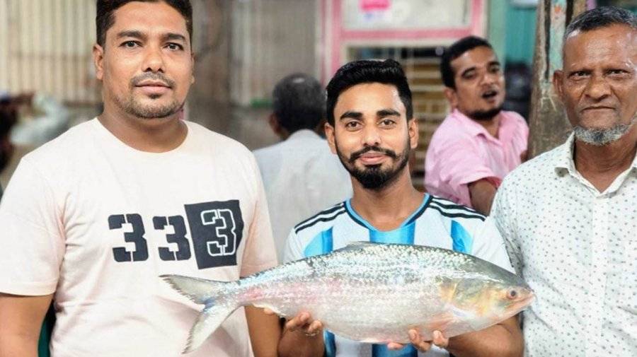 চাঁদপুরে একটি ইলিশ বিক্রি হলো ২৩ হাজার টাকায়