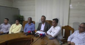 রাজশাহীতে গরুর গুঁতোয় পুলিশ আহত