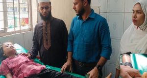 তিন যুগেও পাকা হয়নি দু’কিমি রাস্তা : সংস্কারের দাবিতে মানববন্ধন
