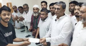 চাঁদপুরে বিদ্যালয়ের গেটের শিক গলায় গেঁথে জীবন-মৃত্যুর সন্ধিক্ষণে স্কুলছাত্র