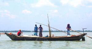 ঘন কুয়াশায় যাত্রীবাহী লঞ্চ ও কার্গো নদীতে আটকা