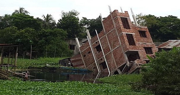 ঠিকাদারের বাড়িতেই হেলে পড়ল নির্মাণাধীন ভবন