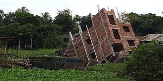 ঠিকাদারের বাড়িতেই হেলে পড়ল নির্মাণাধীন ভবন